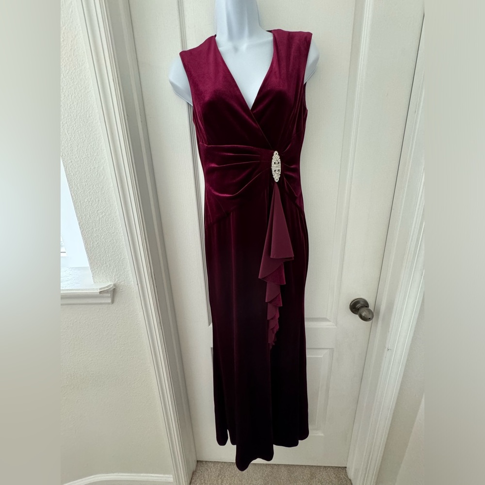 Jessica Howard dress size 4 petite long Red, Berry, Maroon Velvet formal Worn 1x